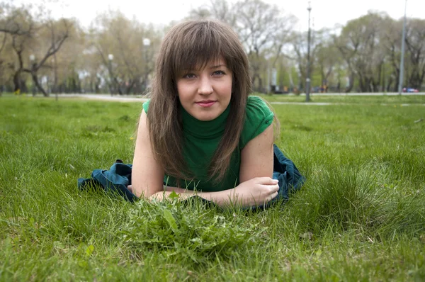 Młoda dziewczyna leżąc na trawie — Zdjęcie stockowe