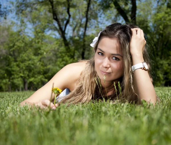 Krásná mladá žena na hřišti v létě — Stock fotografie