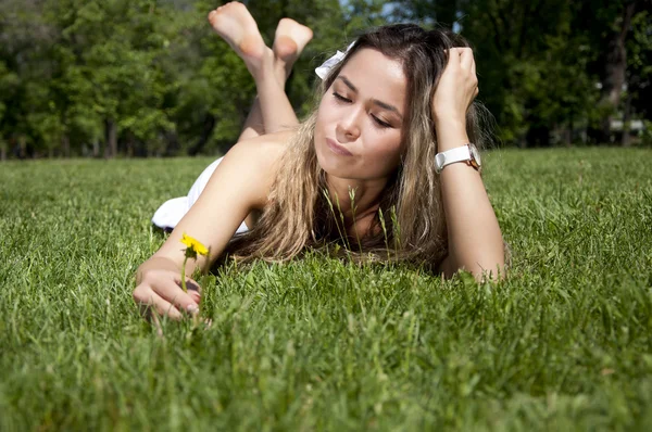 Vacker ung kvinna på fältet i sommar — Stockfoto