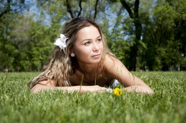 夏のフィールド上で美しい若い女性 — ストック写真