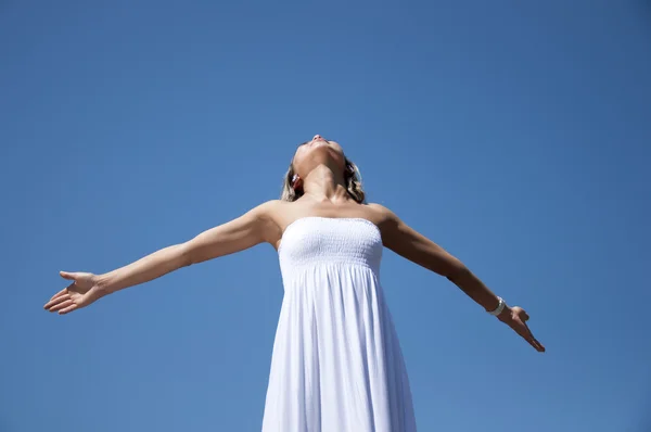 Женщина, протянув руки, стремится в небо — стоковое фото