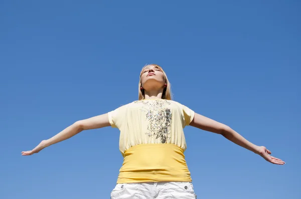 Woman having stretched hands aspires in the sky — Stock Photo, Image