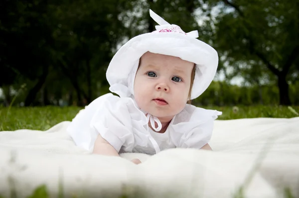 Süßes Baby im Park — Stockfoto