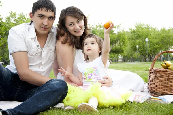 Family in tha park — Stock Photo, Image