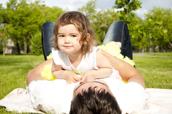 Dotter omfamnar fadern i park — Stockfoto