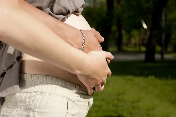 Муж обнимает беременную жену — стоковое фото