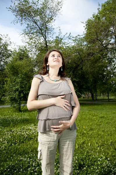 Retrato de la hermosa mujer embarazada —  Fotos de Stock