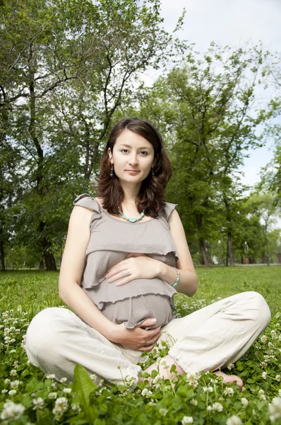Retrato de la hermosa mujer embarazada —  Fotos de Stock