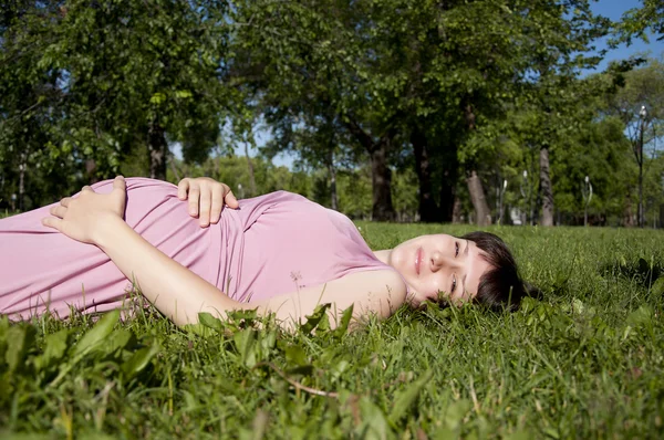 Giovane donna incinta nel parco — Foto Stock