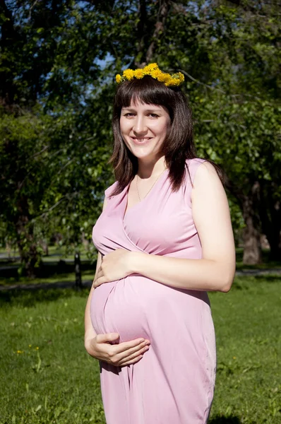 Retrato de la joven hermosa embarazada en el parque —  Fotos de Stock