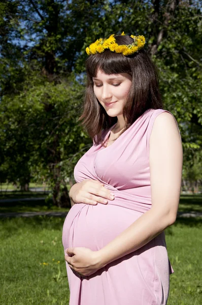 Retrato de la joven hermosa embarazada en el parque —  Fotos de Stock