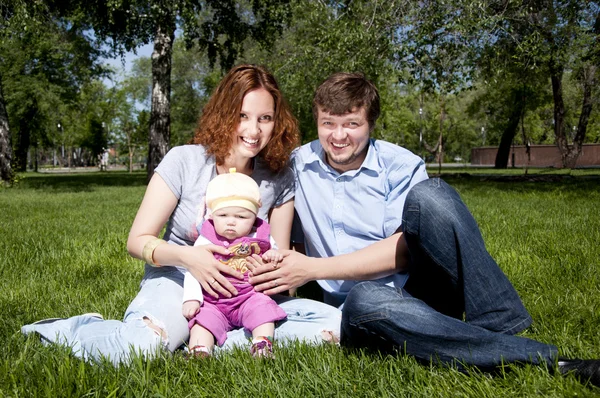 Молода сім'я в парку — стокове фото