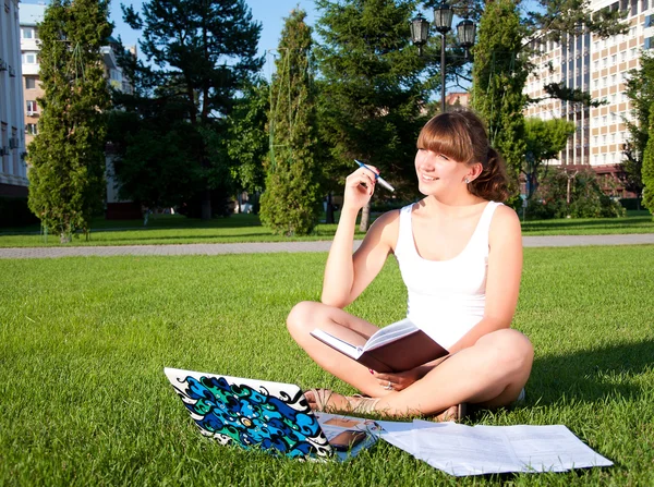 Ung flicka som studerar i parken — Stockfoto