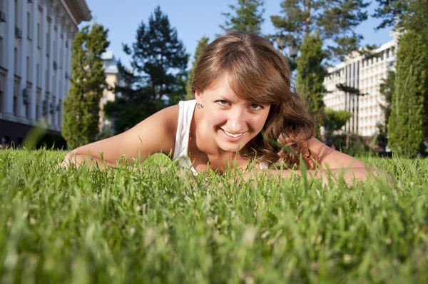 Vacker ung kvinna som ler i ett fält — Stockfoto