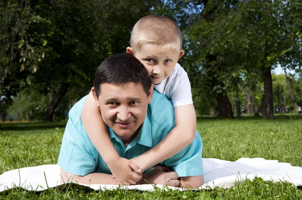 Porträt eines glücklichen Vaters und Sohnes — Stockfoto