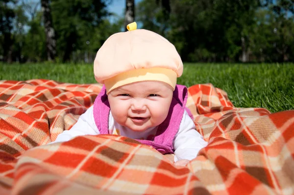 Porträt des Babys, auf Decke im Park — Stockfoto