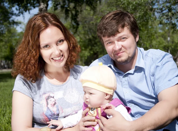 Jonge gezin in park — Stockfoto