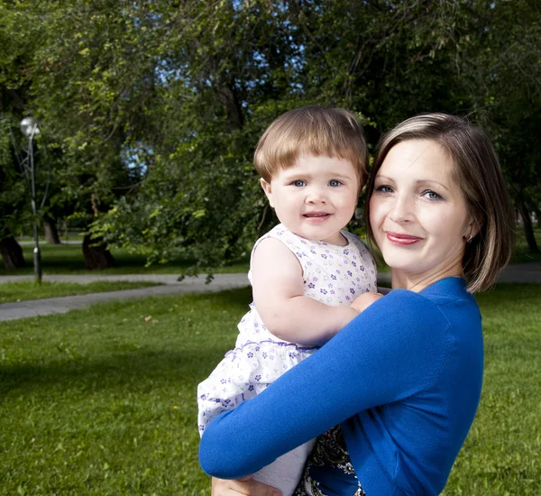 Maminka a miminko v parku — Stock fotografie