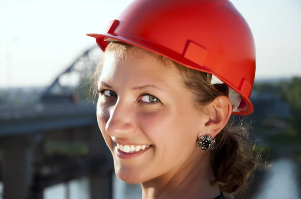 Joven arquitecta-mujer con casco protector — Foto de Stock