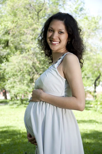 Terhes fiatal nő mosolyog — Stock Fotó