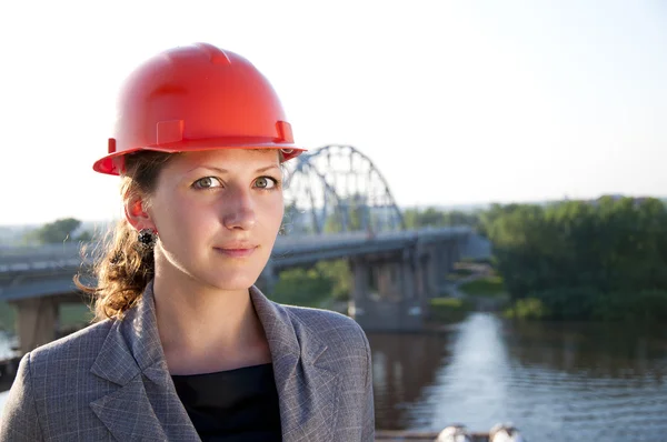 Joven arquitecta-mujer con casco protector — Foto de Stock