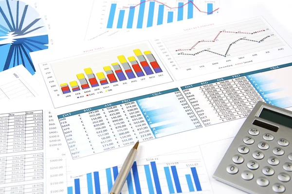 Miniräknare, diagram och penna. Business tema. — Stockfoto