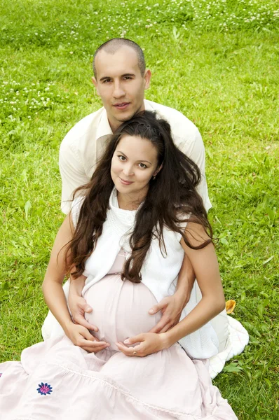 Couple pose ensemble, câlins, femme enceinte — Photo