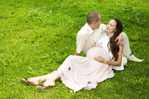 Pareja se acuesta juntos, abrazos, mujer embarazada —  Fotos de Stock