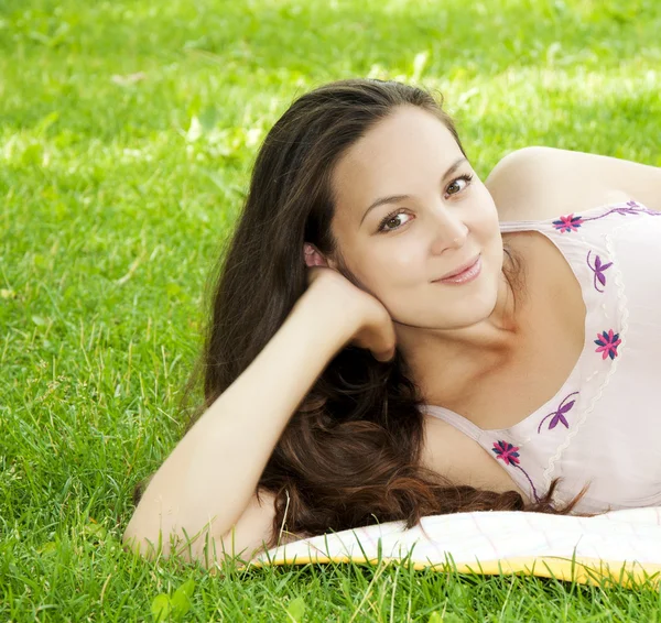 Bella giovane donna sorridente sul campo di erba — Foto Stock