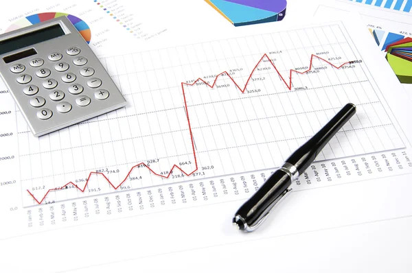 Számológép, toll és stock charts, koncepció — Stock Fotó