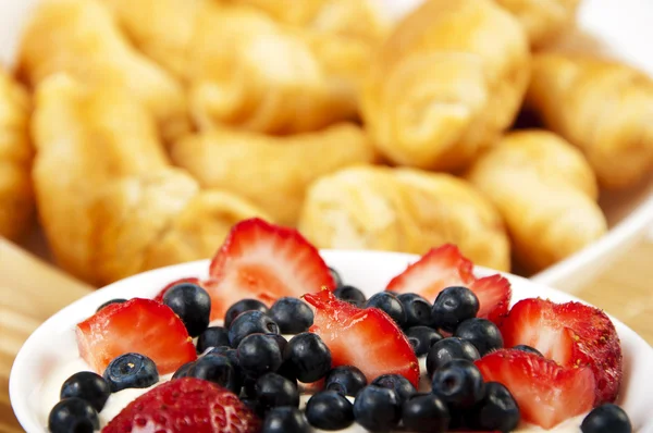 Leichte Frühstückscroissants und Beeren auf dem Tisch — Stockfoto