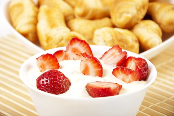Легкий завтрак круассаны и ягоды на столе — стоковое фото