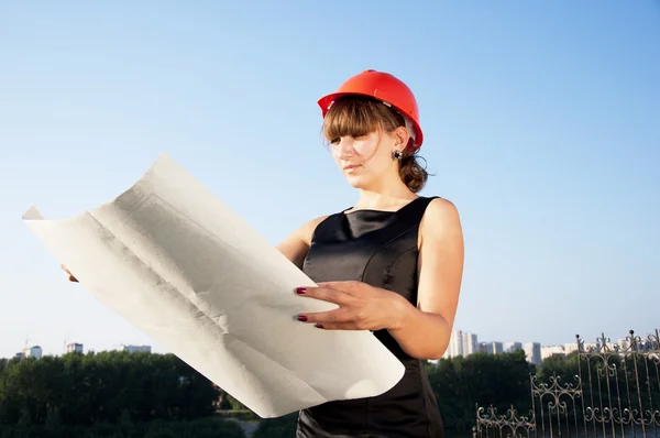 Mujer de negocios considera planes de construcción —  Fotos de Stock