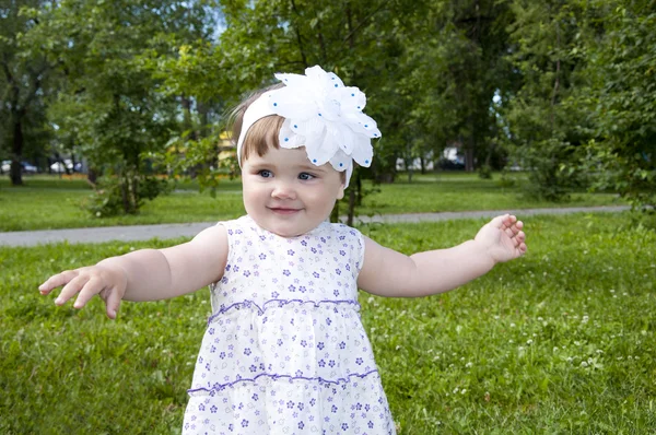 Cute little girl dancing in the park — Stock Photo, Image