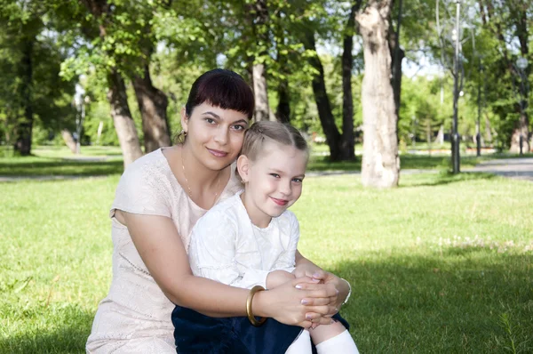 Mom and daughter in park — Stock Photo, Image