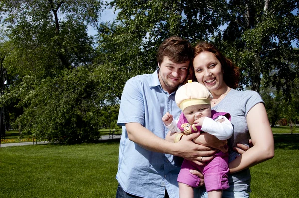 Jonge gezin in park — Stockfoto