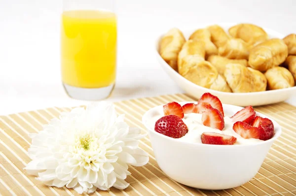 Frühstückssaft, Croissants und Beeren auf dem Tisch — Stockfoto
