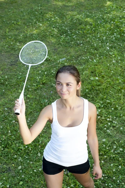 Belle jeune femme jouant au badminton — Photo