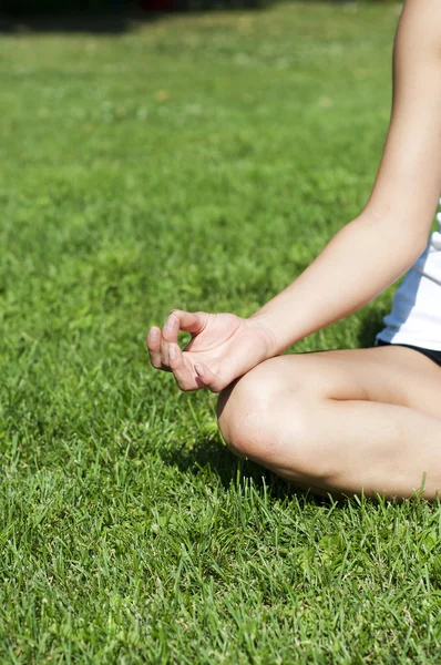 Женщина-йога на зеленой траве — стоковое фото