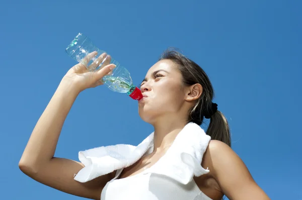 運動後にお湯を飲む若い女性 — ストック写真