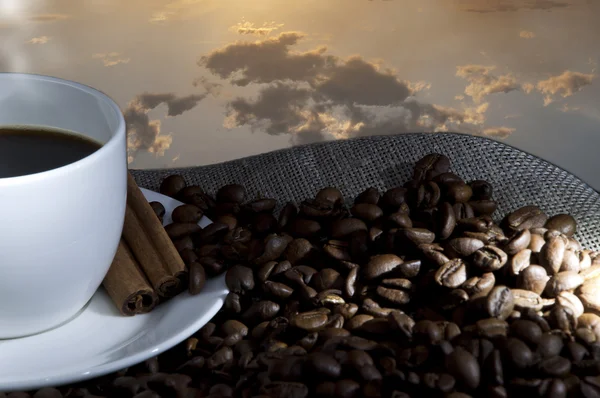 Кавові зерна і чашка кави, колаж — стокове фото