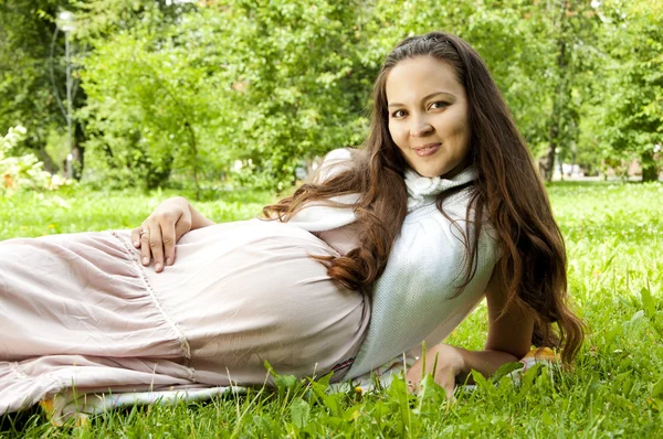 Mujer abrazando el estómago embarazada —  Fotos de Stock