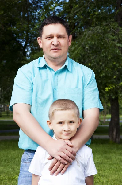 Портрет счастливого отца и сына — стоковое фото