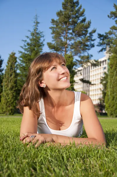 Piękna młoda kobieta uśmiechając się w polu — Zdjęcie stockowe