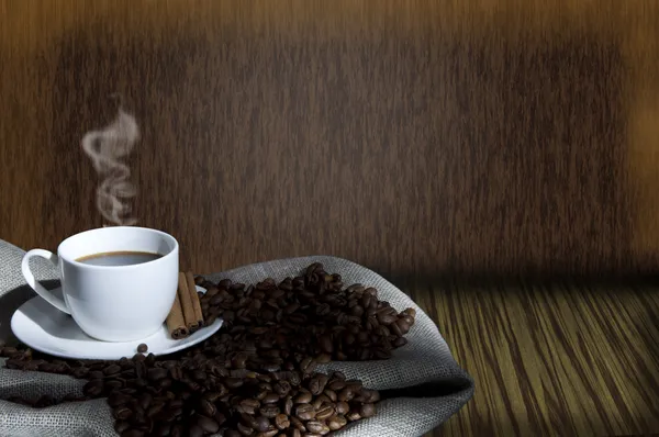 コラージュのコーヒー豆とコーヒー カップ — ストック写真