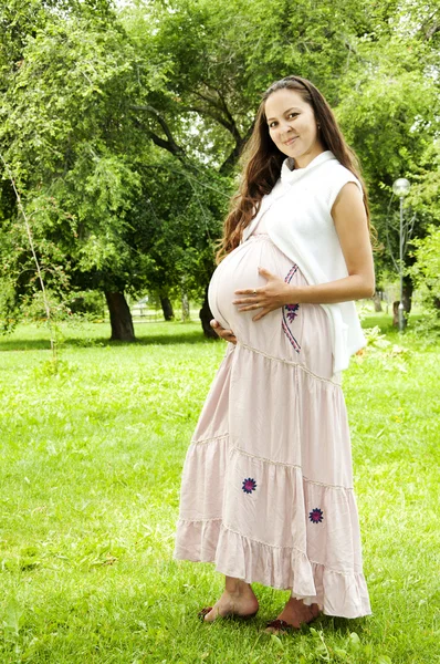 Hamile genç kadın gülümseme Telifsiz Stok Fotoğraflar