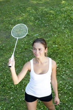 güzel bir genç kadın badminton oynarken