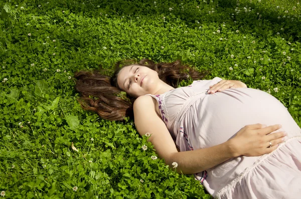 Gyönyörű terhes nő pihent a parkban — Stock Fotó