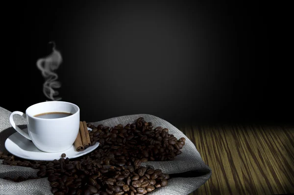 Chicchi di caffè e tazza di caffè, collage — Foto Stock