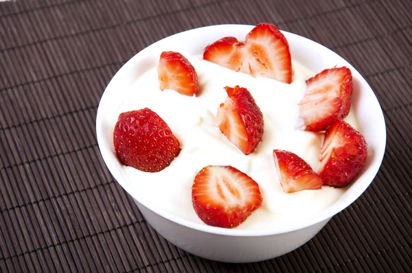 Bowl of Strawberries and Cream — Stock Photo, Image